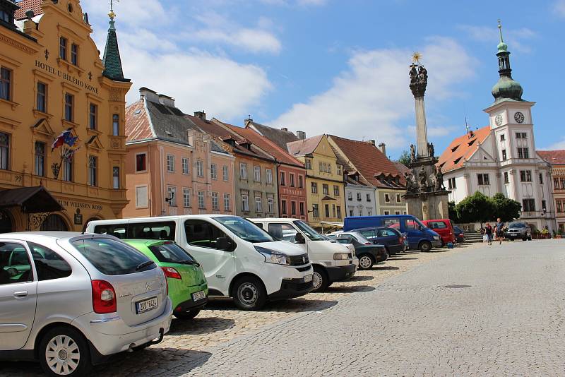 Semestrální práce studentů se zabývaly parkováním v předmostí i revitalizací náměstí, které je stále plné aut.