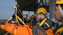 Lezecké družstvo mariánskolázeňských hasičů nacvičovalo na rozhledně Panský vrch u Drmoulu evakuaci zraněného z vyhlídkové plošiny ve výšce 40 metrů