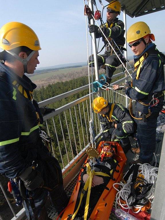 Lezecké družstvo mariánskolázeňských hasičů nacvičovalo na rozhledně Panský vrch u Drmoulu evakuaci zraněného z vyhlídkové plošiny ve výšce 40 metrů