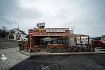 V centru Chebu se v pátek 17. prosince otevřely dveře restaurace McDonald’s. Ta nabízí 90 míst k  sezení uvnitř padesát osm míst na zahrádce, moderní interiér, digitální objednávkové kiosky i objednávky z auta - McDrive.