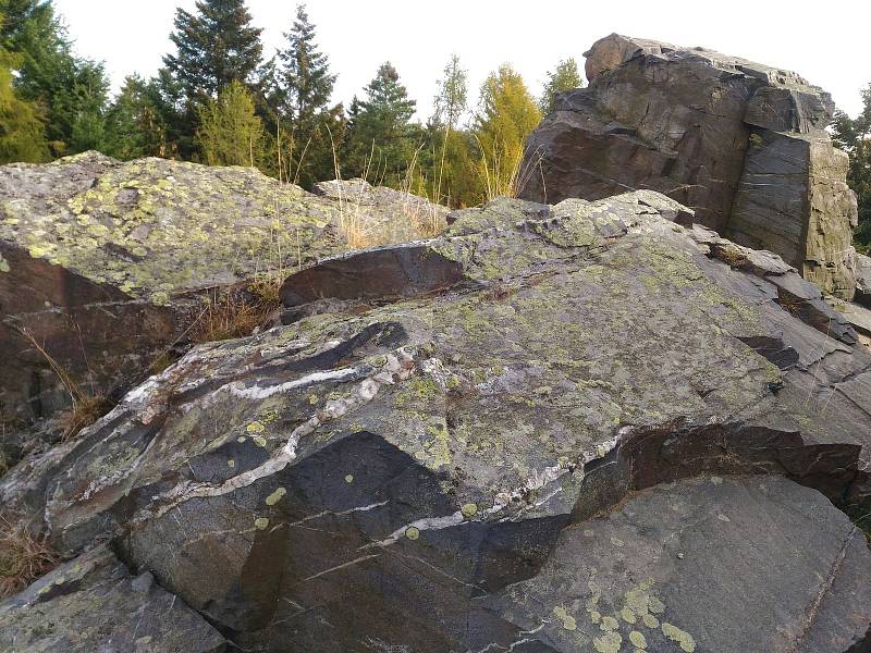Přírodní památka Vysoký kámen se nachází mezi Kraslicemi a Luby.