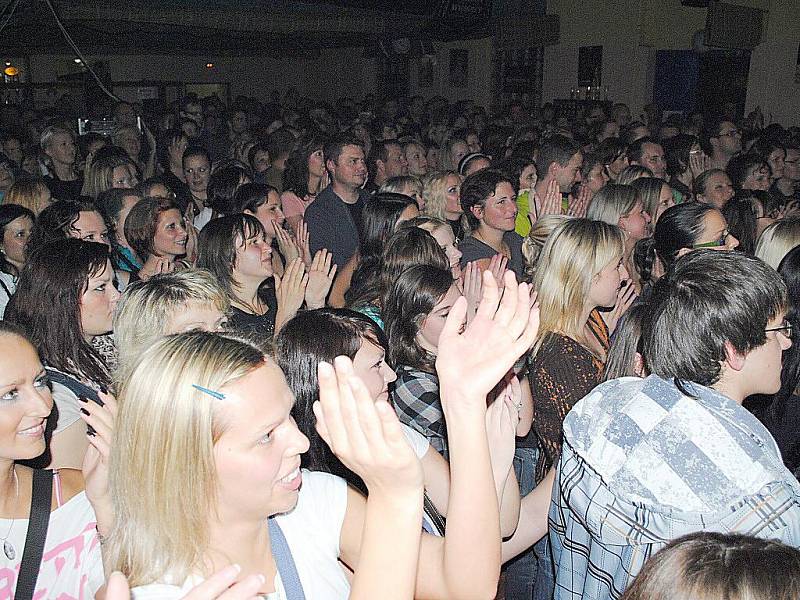 NIGHTWORK se v ašském Klubíčku na pódiu objevili v teplákách.