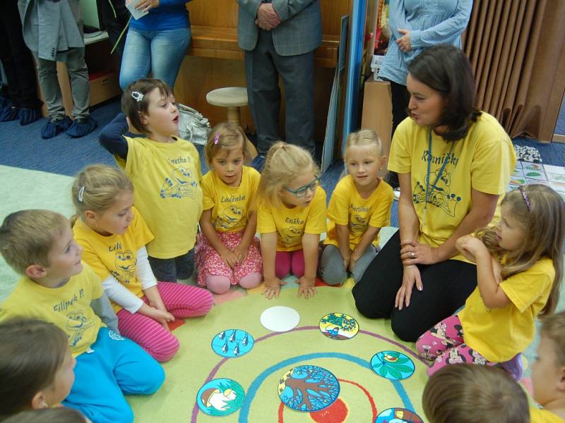   ŠKOLKA HROU. Mateřská škola Vora Mariánské Lázně otevřela Metodické centrum pro předškolní vzdělávání. Děti se v rámci projektu seznámí se spoustou zajímavých věcí. Například se naučí pracovat s interaktivní tabulí.