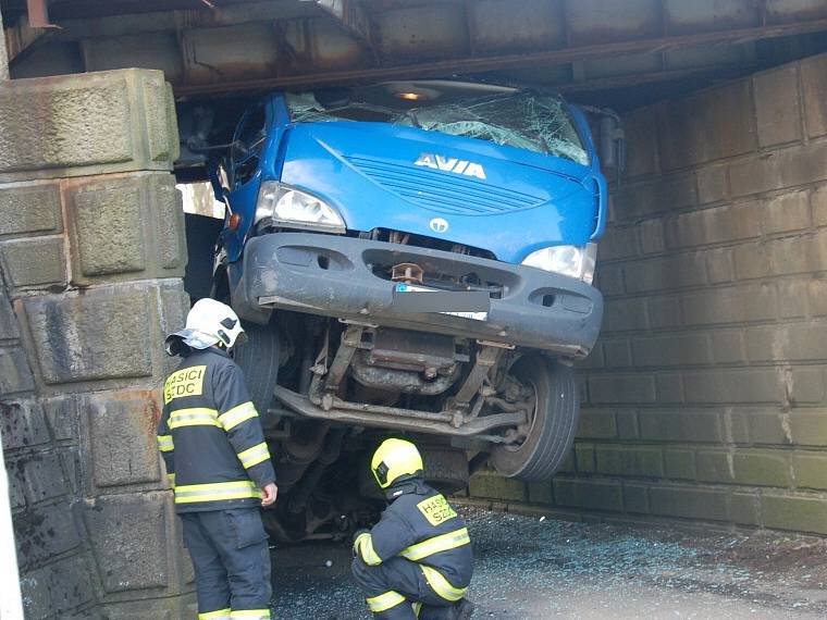 Nepříjemné překvapení čekalo včera na řidiče nákladního vozidla při projíždění pod železničním viaduktem v Nebanicích na Chebsku. Šofér si totiž neuvědomil, že na korbě veze bagr, který je příliš vysoký na to, aby pod viaduktem projel. 