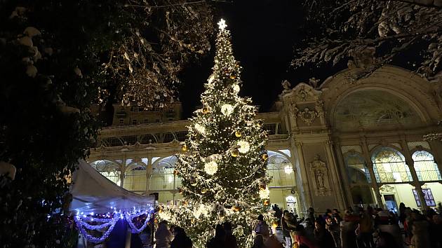 Mariánské Lázně slavnostně rozsvítily vánoční strom na kolonádě