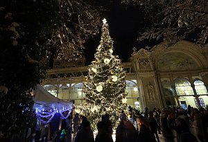 Mariánské Lázně slavnostně rozsvítily vánoční strom na kolonádě