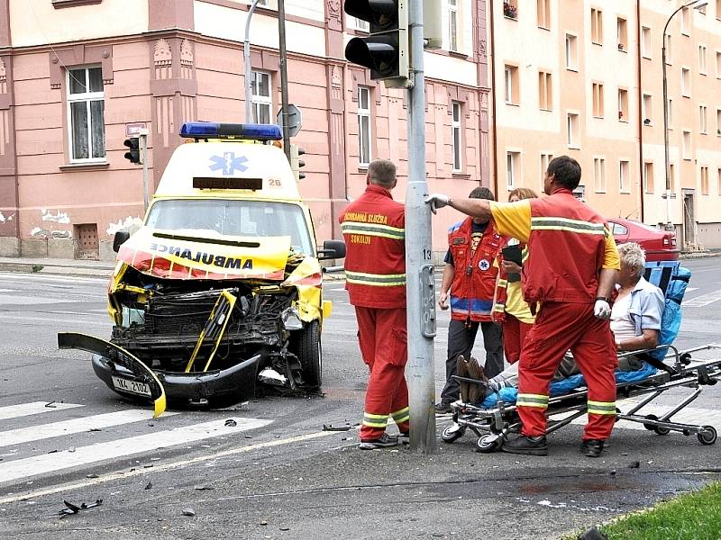 Tři lidi byli zraněni při dopolední dopravní nehodě na chebské křižovatce ulic Evropské a Valdštejnovy.