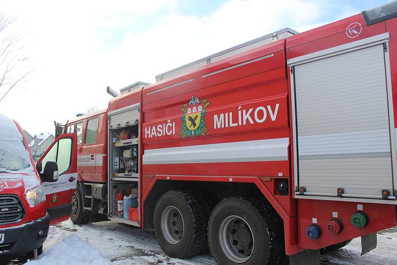 Roušky všem občanům Milíkova a přidružených obcí rozvezli dobrovolní hasiči už v sobotu dopoledne. Na pomoc státu obec nechtěla čekat.