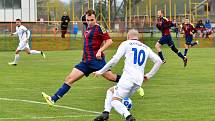 Chebská Hvězda (v bílém) dosáhla v Nové Roli na výhru 2:0.