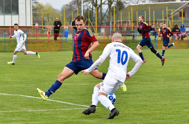 Chebská Hvězda (v bílém) dosáhla v Nové Roli na výhru 2:0.