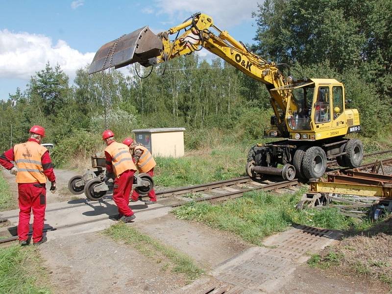 PRÁCE NA POSLEDNÍ ČÁSTI třetího tranzitního koridoru na trati Cheb Cheb státní hranice jsou v plném proudu. Stavebníci právě nyní připravují okolí kolem trati pro novou etapu. 