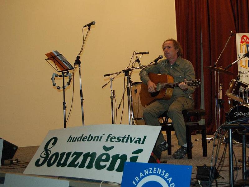 Festival handikapovaných umělců Souznění 2009 rozezvučel sál čtvrté základní školy v Chebu.