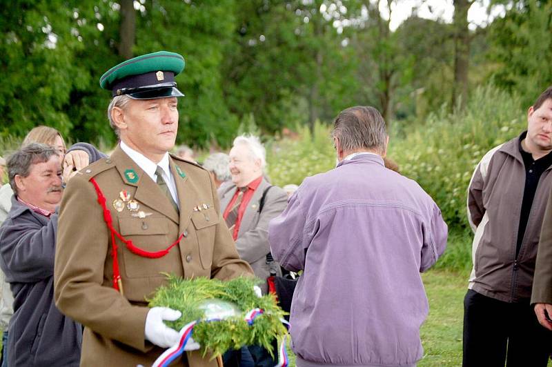 Všechny ochránce hranic Československa oslavuje památník, který byl odhalen  v Krásné u Aše. Vznikl mimo jiné jako reakce na pomník obětem železné opony ve Svatém Kříži.