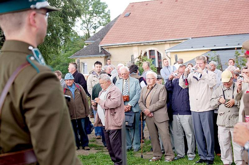 Všechny ochránce hranic Československa oslavuje památník, který byl odhalen  v Krásné u Aše. Vznikl mimo jiné jako reakce na pomník obětem železné opony ve Svatém Kříži.