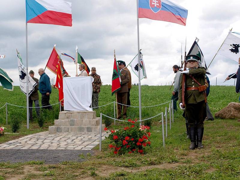 Všechny ochránce hranic Československa oslavuje památník, který byl odhalen  v Krásné u Aše. Vznikl mimo jiné jako reakce na pomník obětem železné opony ve Svatém Kříži.