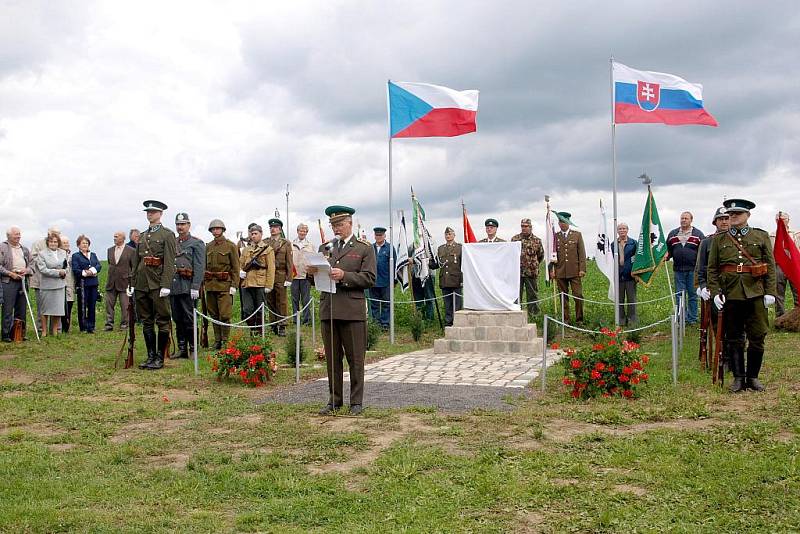 Všechny ochránce hranic Československa oslavuje památník, který byl odhalen  v Krásné u Aše. Vznikl mimo jiné jako reakce na pomník obětem železné opony ve Svatém Kříži.