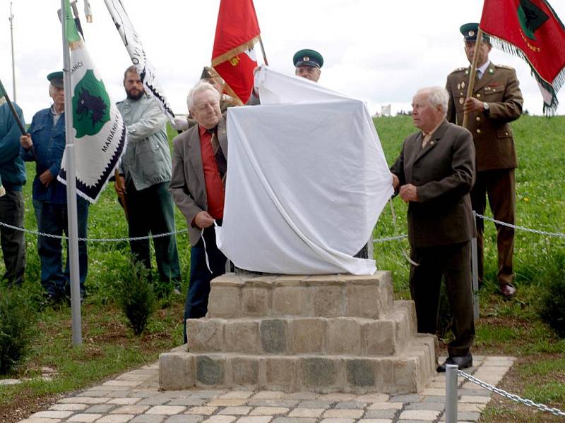 Všechny ochránce hranic Československa oslavuje památník, který byl odhalen  v Krásné u Aše. Vznikl mimo jiné jako reakce na pomník obětem železné opony ve Svatém Kříži.