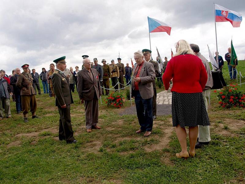 Všechny ochránce hranic Československa oslavuje památník, který byl odhalen  v Krásné u Aše. Vznikl mimo jiné jako reakce na pomník obětem železné opony ve Svatém Kříži.