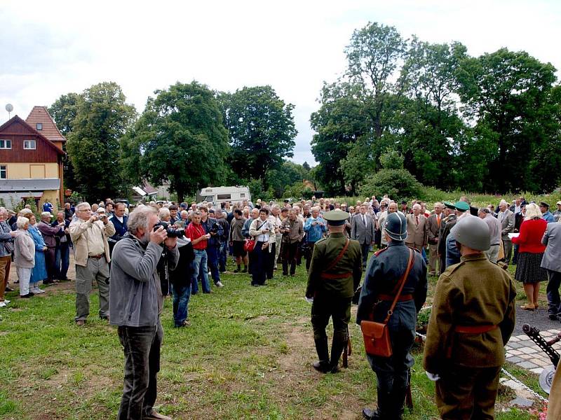 Všechny ochránce hranic Československa oslavuje památník, který byl odhalen  v Krásné u Aše. Vznikl mimo jiné jako reakce na pomník obětem železné opony ve Svatém Kříži.