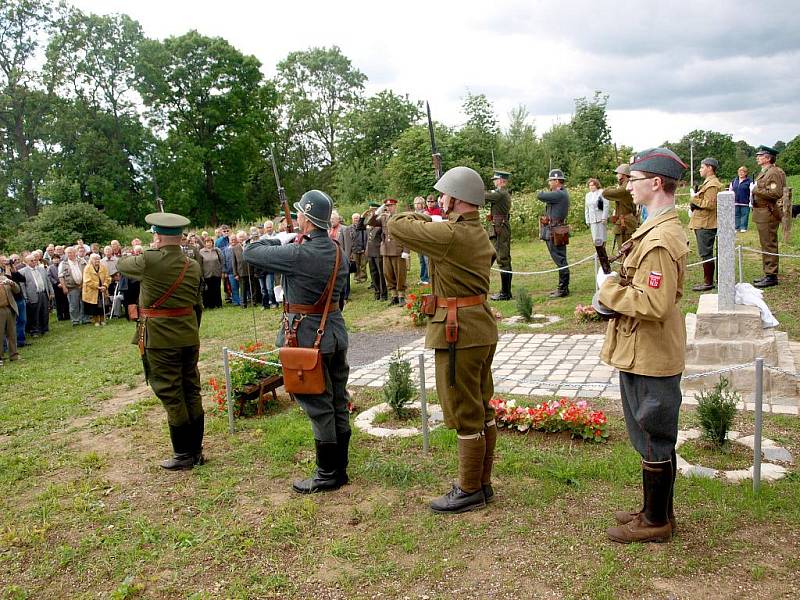 Všechny ochránce hranic Československa oslavuje památník, který byl odhalen  v Krásné u Aše. Vznikl mimo jiné jako reakce na pomník obětem železné opony ve Svatém Kříži.