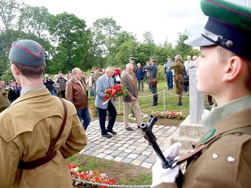 Všechny ochránce hranic Československa oslavuje památník, který byl odhalen  v Krásné u Aše. Vznikl mimo jiné jako reakce na pomník obětem železné opony ve Svatém Kříži.