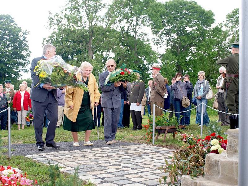 Všechny ochránce hranic Československa oslavuje památník, který byl odhalen  v Krásné u Aše. Vznikl mimo jiné jako reakce na pomník obětem železné opony ve Svatém Kříži.