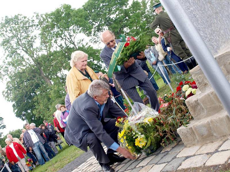 Všechny ochránce hranic Československa oslavuje památník, který byl odhalen  v Krásné u Aše. Vznikl mimo jiné jako reakce na pomník obětem železné opony ve Svatém Kříži.