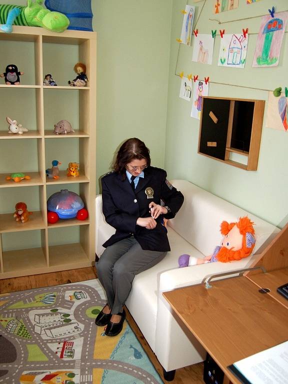 Speciální výslechová místnost chebským policistů disponuje také zvláštním koutkem pro děti