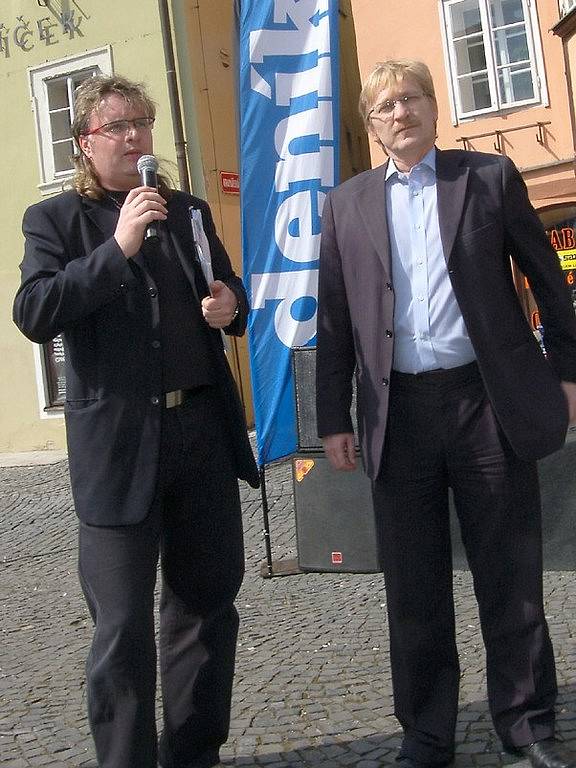 Na Den s Deníkem zavítal také chebský starosta Jan Svoboda (vpravo). Musel čelit všetečným otázkám šéfredaktora Chebského deníku Vladimíra Kučery (vlevo) i mnoha Chebanů.