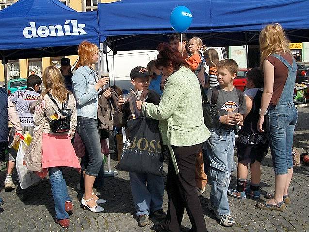 Všechny stánky Chebského deníku na náměstí Krále Jiřího z Poděbrad byly v neustálém obležení návštěvníků. 