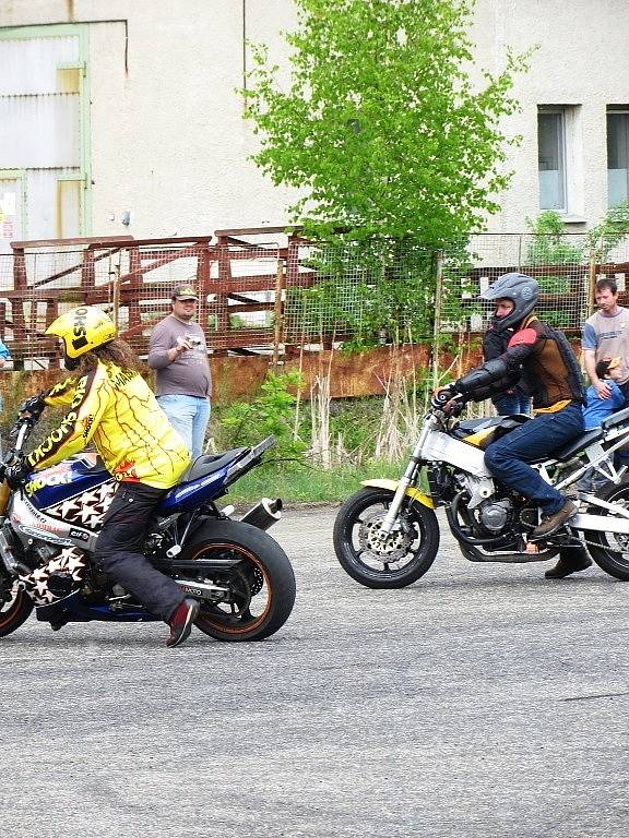 Kaskadérští amatéři z téměř celé republiky se sjeli na takzvaný Stuntplac v Dolních Dvorech u Chebu.