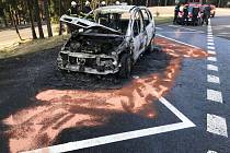 K požáru auta na silnici z Jáchymova do Božího Daru vyjížděli v sobotu 18. dubna hasiči.