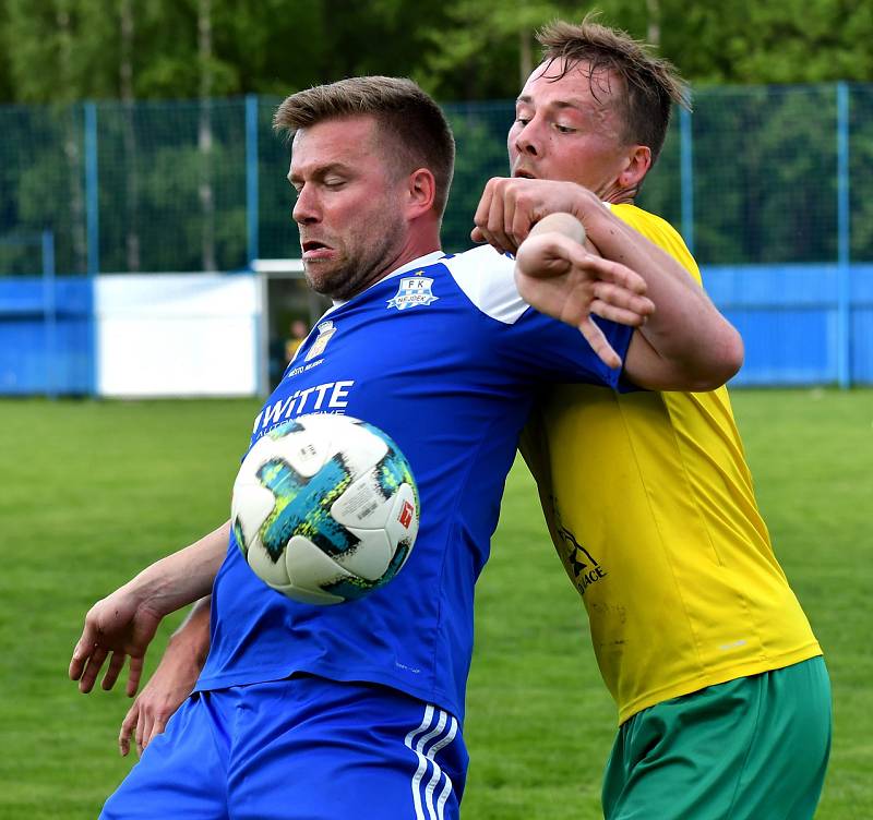 Nejdecký FK udolal před svými fanoušky Františkovy Lázně (ve žlutém) v poměru 2:1.