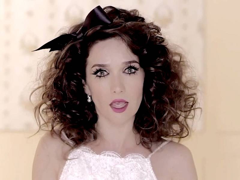 Natalia Oreiro v novém videoklipu Todos me miran. 