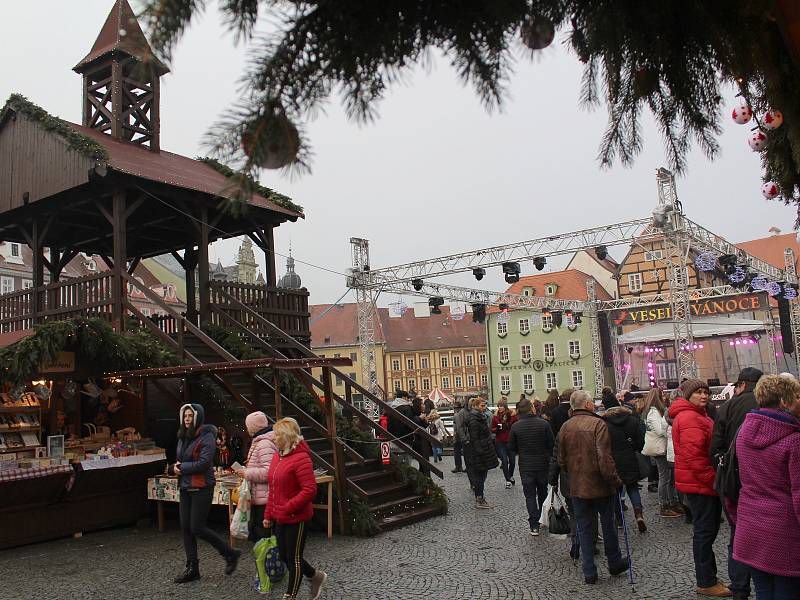 Největší vánoční trhy v Karlovarském kraji jsou zahájeny. V sobotu se na chebském náměstí Krále Jiřího z Poděbrad sešly stovky lidí, aby ochutnaly čerstvý svařák, medový punč anebo křupavou pečenou klobásku.