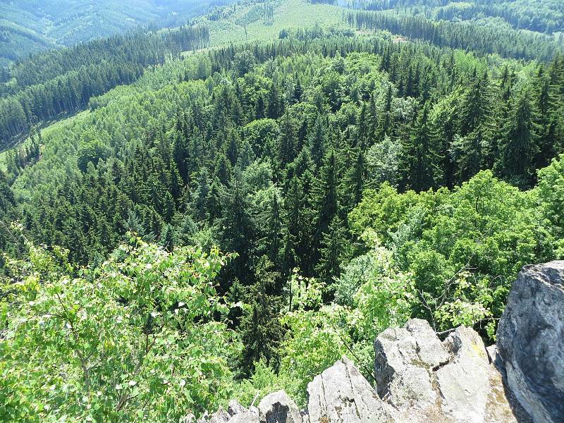 V nejsevernější části chráněné krajinné oblasti Slavkovský les, několik kilometrů od Karlových Varů, se nachází Šemnická skála.