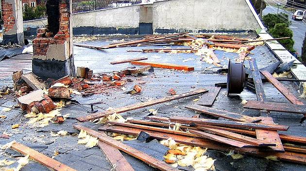 Následky řádění tornáda v obci Třebeň na Chebsku. Zničilo střechu rodinného domku.