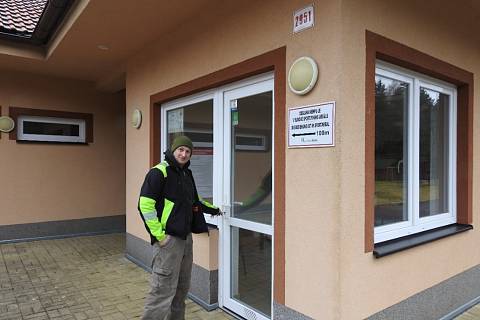 Pan Karel Koubík kontroluje prostory zázemí pro turisty.