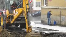 V chebské ulici Lidická se v noci z pátka na sobotu propadla část vozovky. V kráteru uvízlo auto taxislužby. 