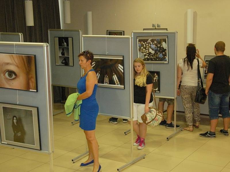 Desítkami fotografií od zahraničních studentů ožila část Kulturního centra Svoboda v Chebu.