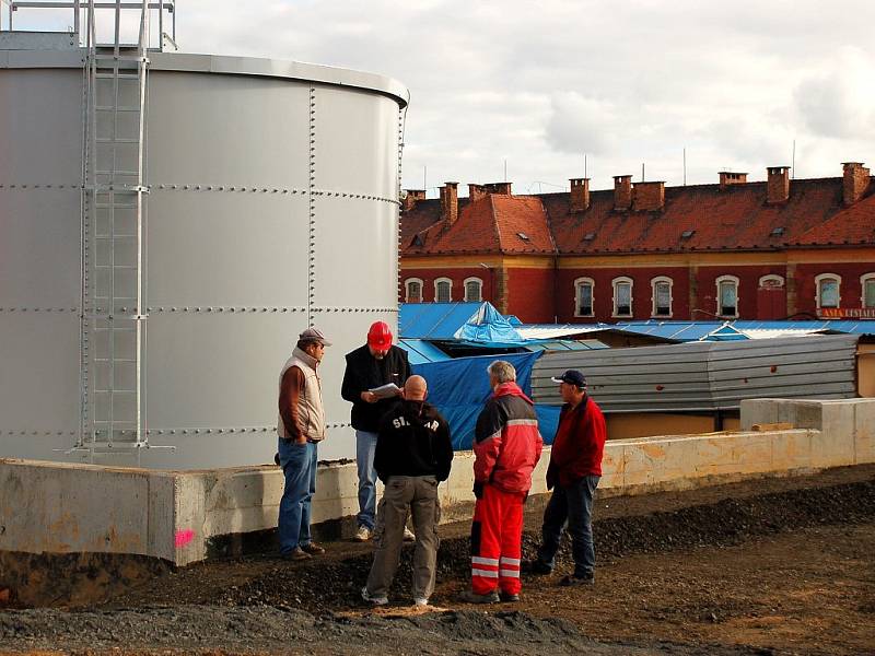 Porada vedoucích pracovníků na staveništi OC Dragoun. V pozadí poslední stánky vietnamských trhovců