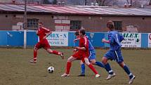 Fotbalisté Klatov (v červených dresech) v utkání divizní skupiny A doma remizovali s favorizovanou Třeboní 0:0.