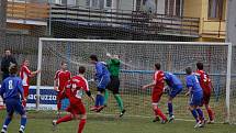 Fotbalisté Klatov (v červených dresech) v utkání divizní skupiny A doma remizovali s favorizovanou Třeboní 0:0.