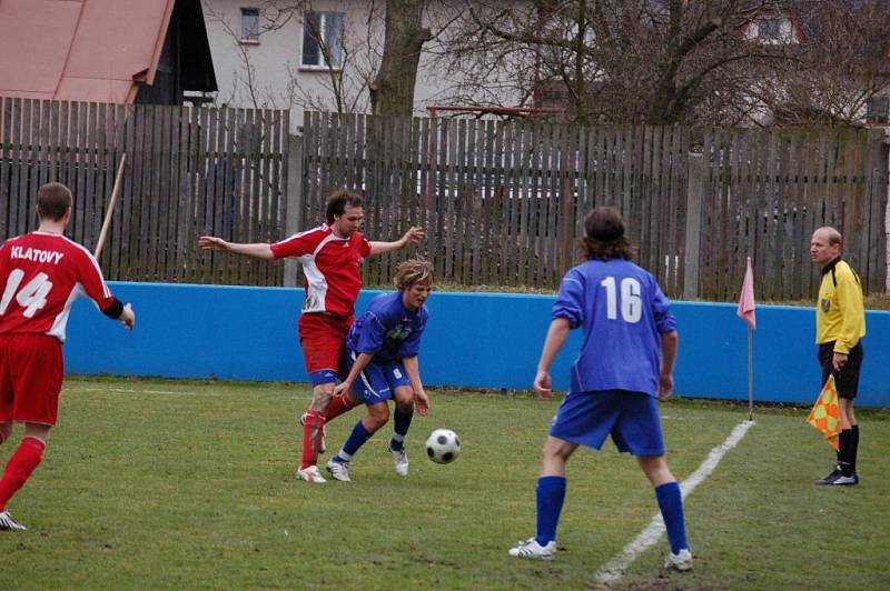 Fotbalisté Klatov (v červených dresech) v utkání divizní skupiny A doma remizovali s favorizovanou Třeboní 0:0.