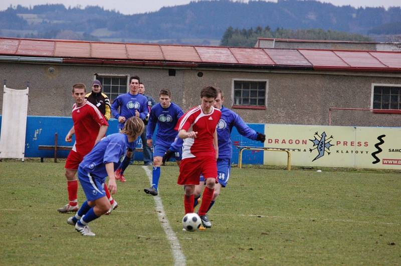 Fotbalisté Klatov (v červených dresech) v utkání divizní skupiny A doma remizovali s favorizovanou Třeboní 0:0.