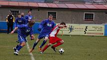 Fotbalisté Klatov (v červených dresech) v utkání divizní skupiny A doma remizovali s favorizovanou Třeboní 0:0.