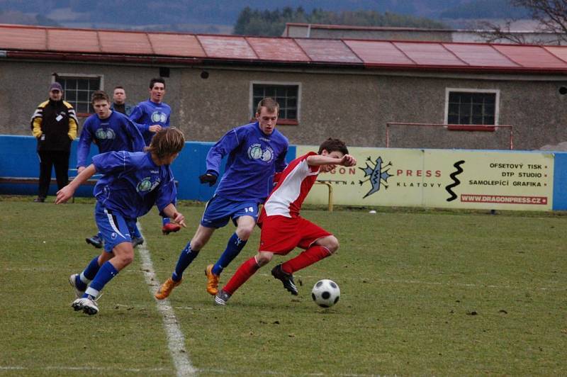 Fotbalisté Klatov (v červených dresech) v utkání divizní skupiny A doma remizovali s favorizovanou Třeboní 0:0.