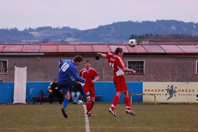 Fotbalisté Klatov (v červených dresech) v utkání divizní skupiny A doma remizovali s favorizovanou Třeboní 0:0.