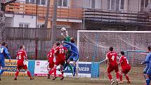 Fotbalisté Klatov (v červených dresech) v utkání divizní skupiny A doma remizovali s favorizovanou Třeboní 0:0.