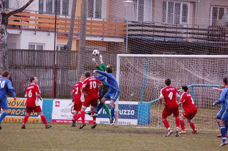 Fotbalisté Klatov (v červených dresech) v utkání divizní skupiny A doma remizovali s favorizovanou Třeboní 0:0.